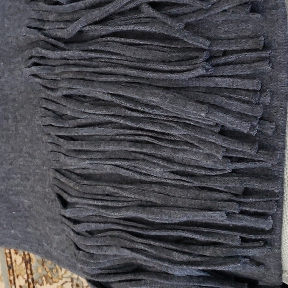 LUCKY BRAND GREY SCARF WITH FRINGE - Picture 3 of 3